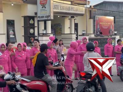 Kapolres dan ketua Bhayangkari melaksanakan bagi takjil