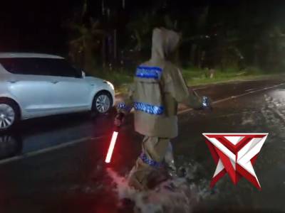 POLSEK MAESAN EVAKUASI BANJIR DI JALAN RAYA SUGER LOR