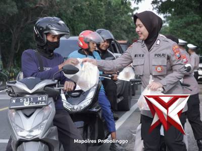 Bagi Bagi Takjil On The Street Polres Probolinggo