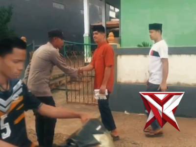 Bhabinkamtibmas polsek tepa melaksanakan pengamanan sholat jumat