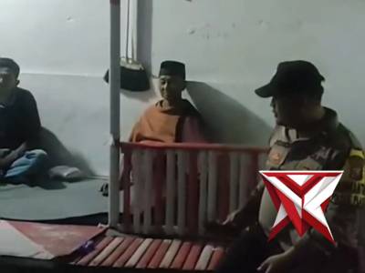 Personel Polsek Plaosan melaksanakan patroli dialogis dengan menyambangi pos kamling di wilayah