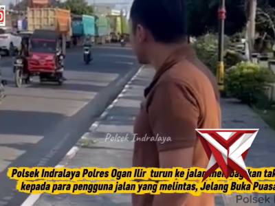 Polsek Indralaya polres Ogan Ilir membagikan takjil kepada para pengguna jalan yang melintas.