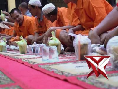 Di balik jeruji besi Polres Ogan Komering Ilir (OKI), suasana sore itu terasa berbeda. Aroma masakan