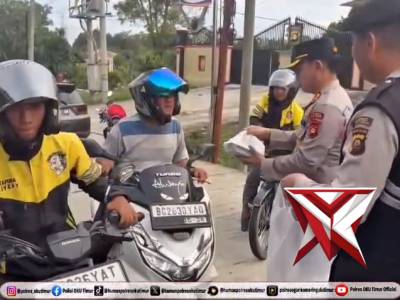 Berbagi Takjil ke Ojek Online Polres OKU Timur.