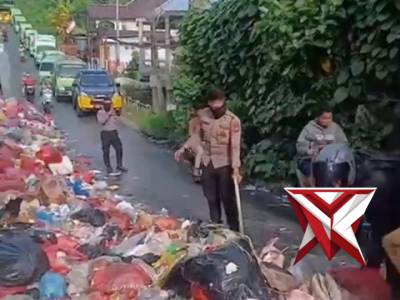 Polri Bantu Pembersihan Sampah Yang Menumpuk Di Jalan Umum