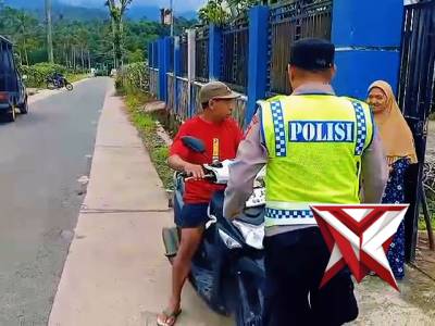 Anggota Polsek Jabung laksanakan patroli dialogis dengan warga masyarakat