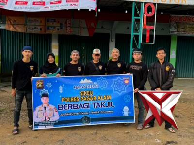 Si Keu Polres Pagar Alam Berbagi Takjil Kepada Masyarakat Kota Pagar Alam