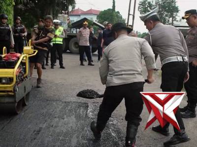 Pembersihan lingkungan dan jalan berlubang