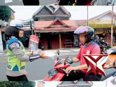 Personel Lalu Lintas Polresta Bengkulu melaksanakan kegiatan edukasi tertib berlalu lintas dan pemba