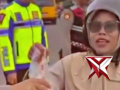 Berbagi takjil Polri kepada masyarakat - PoliceTube