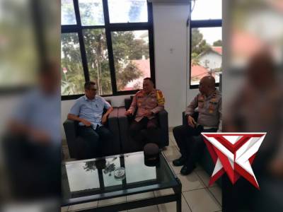 KAPOLSEK SUKASARI POLRESTABES BANDUNG LAKSANAKAN GIAT SAMBANG DOOR TO DOOR SYSTEM DAN HIMBAUAN
