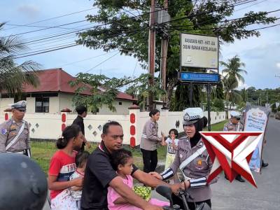 Kapolres Buru Pimpin pembagian Takjil di Seputaran Kota Namlea Kabupaten Buru