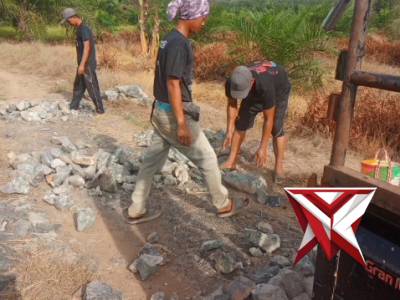 Gotong Royong Perbaikan Jalan Desa dan jalan Usaha Tani DS.kolam kanan Wanaraya - PoliceTube
