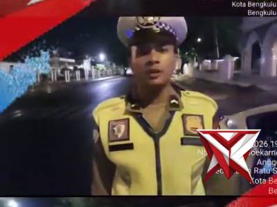 Personel Lalu Lintas Polresta Bengkulu melaksanakan kegiatan edukasi tertib berlalu lintas dan pemba