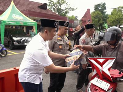 Kapolres Bersama Ketua Bhayangkari Cabang Mojokerto Kota  membagikan takjil gratis kepada masyarakat