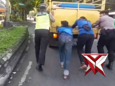 Truk Pembawa Tabung Gas Oksigen Mogok, Polisi Evakuasi Cepat Agar Tidak Menghambat Arus Lalu-lintas