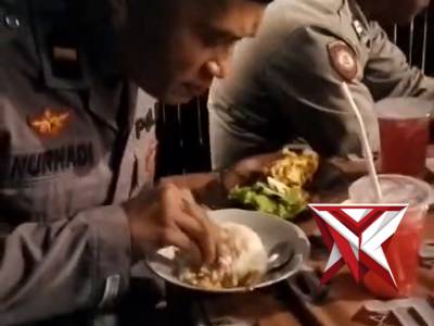 Kapolsek dan anggota polsek Poncol melaksanakan buka bersama