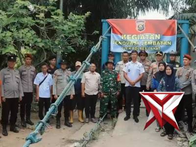 Polres Lahat dan Warga Negeri Agung Perbaiki Jembatan Desa