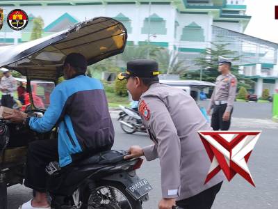 Kapolres Kotamobagu bersama PJU bagi-bagi takjil