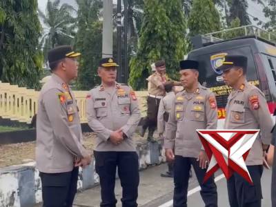 Polres Bengkulu Selatan berbagi takjil kepada masyarakat untuk berbuka puasa