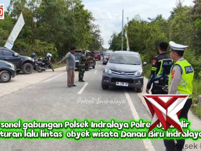 Personel gabungan Polsek Indralaya Polres Ogan Ilir turlalin menujuh wisata Danau Biru Indralaya.