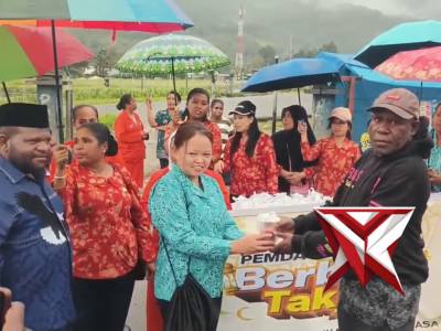 Meski Di Guyur Hujan, Pemda Tolikara Di Kawal Satuan Binmas Berbagi 500 Takjil Untuk Masyarakat