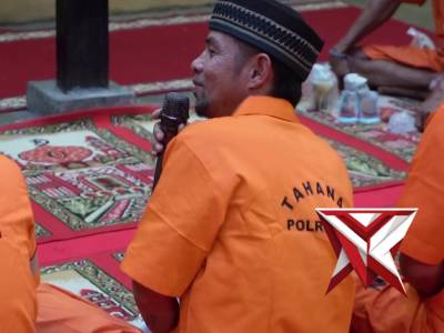 Kapolres OKI berbuka puasa dengan Tahanan Polres OKI