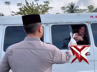 bagikan takjil gratis di depan Mako Polres kepada masyarakat yang sedang melintas - PoliceTube
