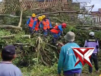 KEGIATAN KERJA BAKTI PEMBERSIHAN DAMPAK KEJADIAN POHON TUMBANG