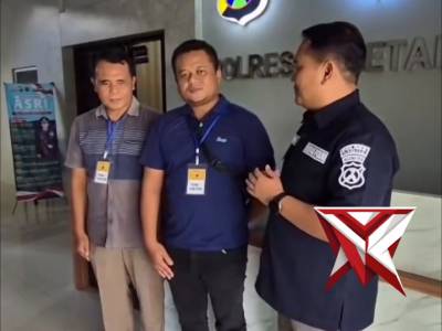 Motor sempat hilang karena penipuan, kini kembali ke tangan pemiliknya. 

Polres Magetan menyerahkan