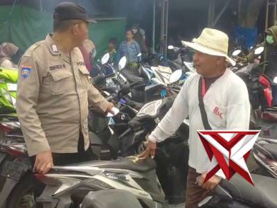 POLSEK BALONGPANGGANG: PATROLI PARKIRAN PASAR