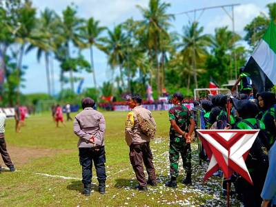 Anggota polsek sumberpucung amankan pertandingan antar kelas di SMK BRANTAS Karangkates