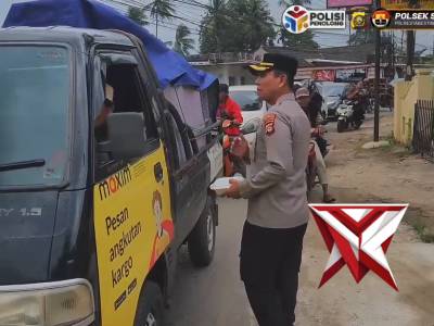 Wujud Kepedulian, Polsek Sako Bagikan Ratusan Paket Takjil di JI. Sematang PALEMBANG - Menjelang wa - PoliceTube