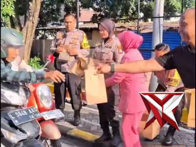Polsek Wiyung Berbagi Takjil Untuk Masyarakat