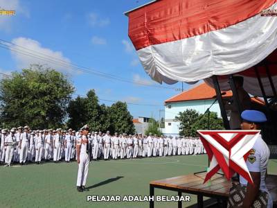 Kapolresta Banyuwangi Kombes Pol. Rama Samtama Putra, S.I.K., M.Si., M.H., memimpin upacara di SMKN