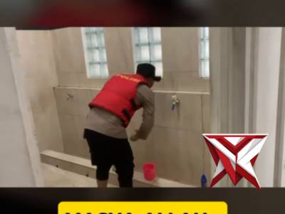 Polri Kerja Bhakti Bersihkan Masjid Agar Masyarakat Nyaman Dalam Menjalani Ibadah