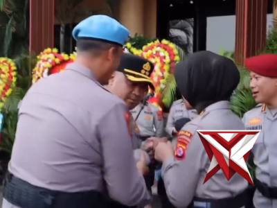 Kapolres Serang, AKBP Condro Sasongko...
Menerima Dan Melepas Dengan Cinta Bapak Wakapolda Banten.