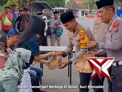 Bagi Takjil Bersama Ojol