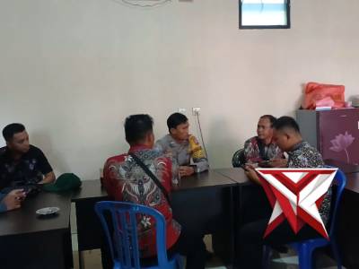 Sambangi Kantor Desa Bhabinkamtibmas Ajak Perangkat Desa Jaga Kamtibmas