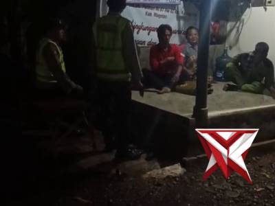 Patroli poskamling Polsek Karangrejo di Desa Patihan RT 06 RW 02