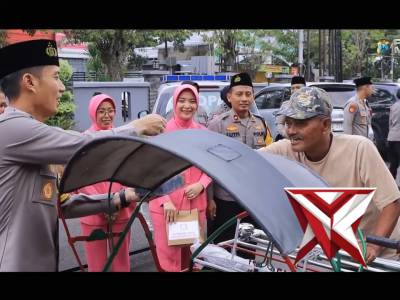 Berbagi Berkah Ramadhan, Bagikan Takjil untuk Masyarakat