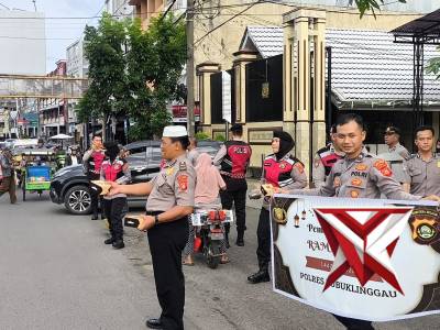 POLRES LUBUK LINGGAU BERBAGI TAKJIL KEPADA MASYARAKAT - PoliceTube