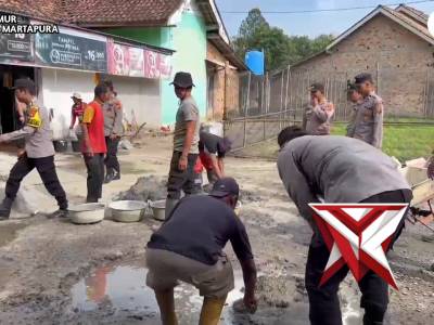 Gerakan Indonesia ASRI Polsek Martapura Bersama Warga Benahi Jalan Berlubang