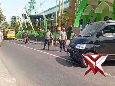 Aipda Bambang Cahyono Atur Arus Lalu Lintas di Depan Masjid Al Azhar Kel Turen Kec Turen Kab Malang.