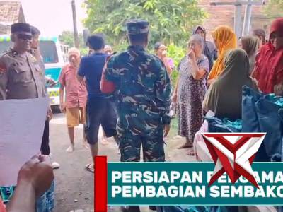 Sinergitas Bhabinkamtibmas dan Babinsa Amankan Pembagian Sembako Ramadhan kepada Warga