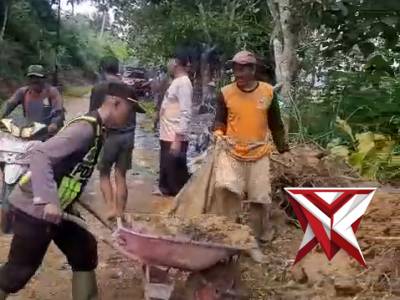 Wakapolsek dan anggota polsek Poncol kerja bhakti dengan warga