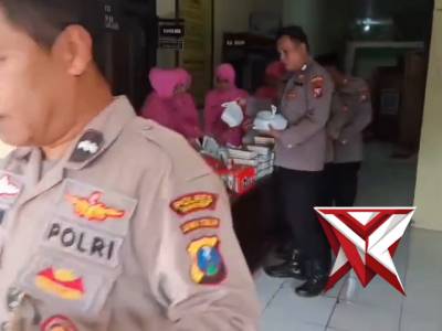 Berkah ramadhan bagi bagi takjil polsek saronggi polres sumenep