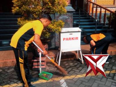 Polsek Pakisaji, Peringati Isro' Mi'roj Gelar Bakti Sosial Bersihkan Masjid