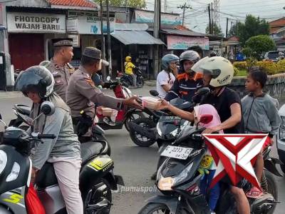 Polsek Tegal Timur Berbagi Takjil