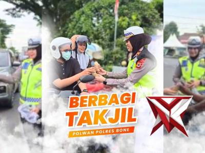 Polwan Polres Bone berbagi berkah Ramadhan 1447 H dengan membagikan takjil kepada pengguna jalan